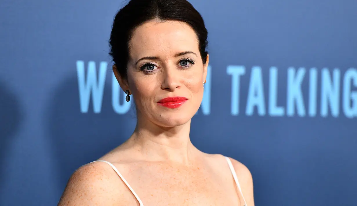 Claire Foy berpose saat menghadiri pemutaran perdana film "Women Talking" di Teater Samuel Goldwyn di Los Angeles, Beverly Hills, California pada Kamis, 17 November 2022. Foy memilih riasan berembun lengkap dengan bibir merah. (Jerod Harris/Getty Images/AFP)