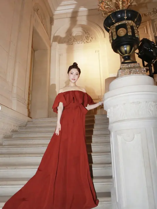 Ia juga tampak elegan berpose di Hôtel Plaza Athénée, Paris, dengan gaun merah oleh Maison Valentino.  [Foto: Instagram/ xxabbyc]