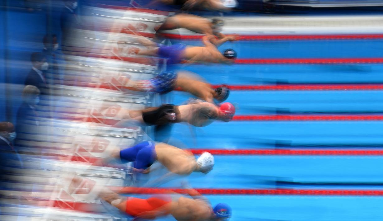 (Dari bawah) Ilya Shymanovich (Belarus), Yan Zibei (China), Adam Peaty (Inggris), Michael Andrew (AS), Andrew Wilson (AS), Lucas Joachim Matzerath (Jerman), dan Anton Chupkov (Rusia) bersaing di semifinal nomor 100m gaya dada putra selama Olimpiade Tokyo 2020 pada 25 Juli 2021. (AFP/Oli Scarff)