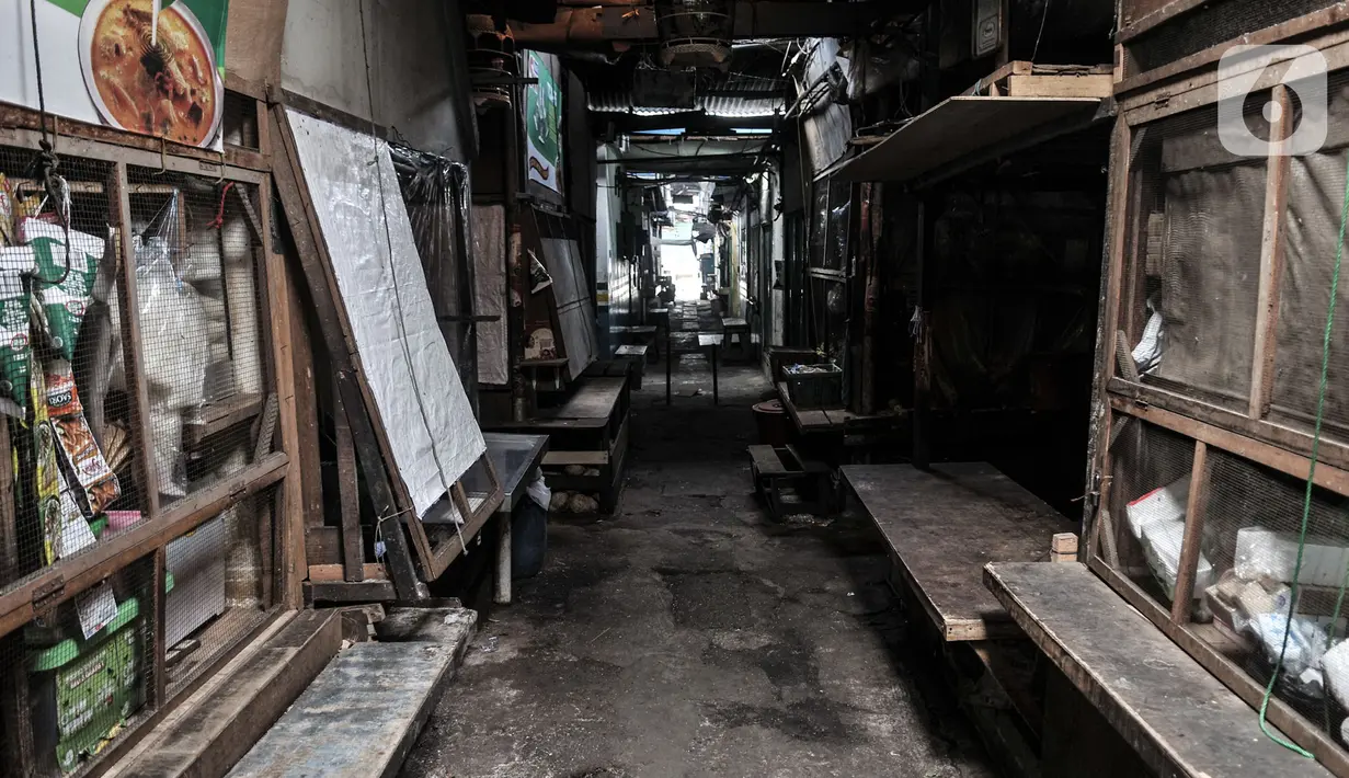 Suasana kios pedagang saat penutupan sementara Pasar Cempaka Putih, Jakarta, Senin (13/7/2020). Pasar Cempaka Putih ditutup sementara lantaran sebanyak 41 pedagang dinyatakan positif COVID-19 berdasarkan swab test dengan metode PCR. (merdeka.com/Iqbal S. Nugroho)