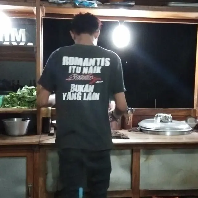 6 Tulisan Nyeleneh di Belakang Baju Pedagang Ini Bikin Pembeli Salah Fokus