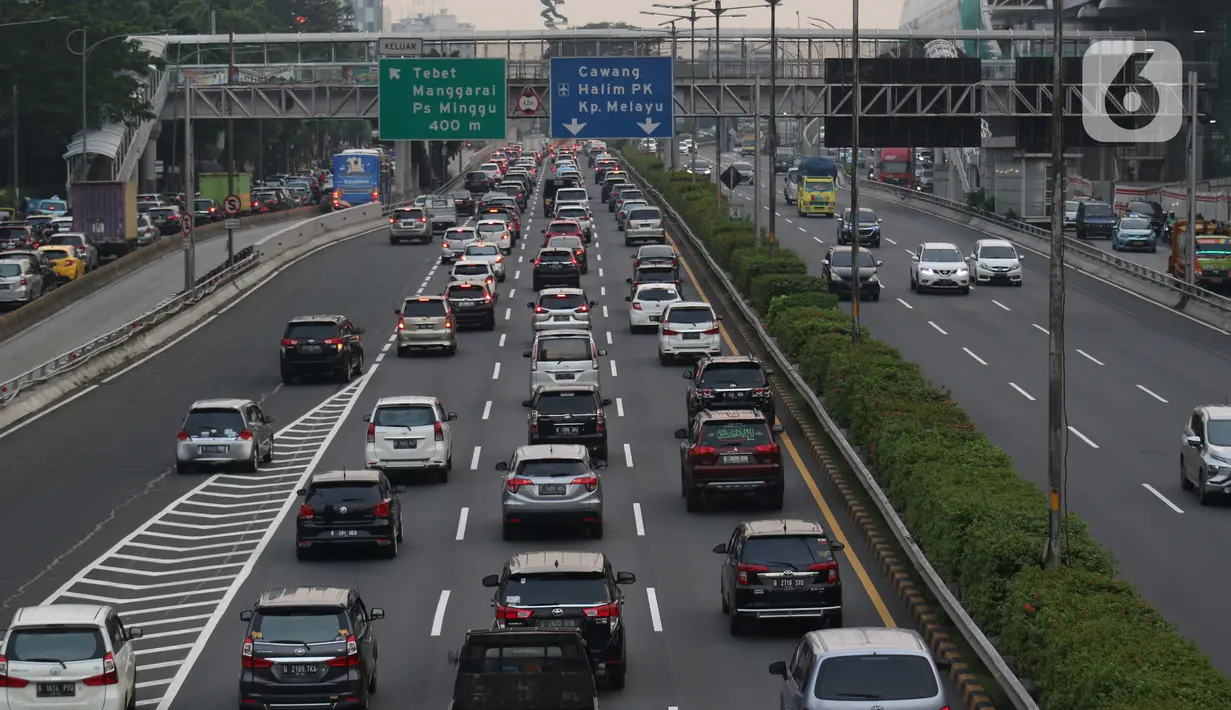 Suasana kepadatan arus lalu lintas di sekitar Tol Dalam Kota Jalan Gatot Subroto, Jakarta, Jumat (29/5/2020). Meski masa Pembatasan Sosial Berskala Besar (PSBB) di Jakarta baru akan diumumkan 4 Juni mendatang, namun jalanan Ibu Kota mulai dipadati kendaraan. (Liputan6.com/Helmi Fithriansyah)
