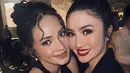 Penampilan keseluruhan Enzy sebagai bridesmaid menjadi salah satu sorotan. Selain kebaya-nya, kombinasi makeup dan hairdo pilihannya  membuat Enzy terlihat begitu memukau dan paripurna di acara tersebut. [@enzystoria/@phillipekurnia].