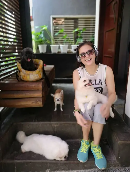 "Zona aman?," tanya Feni Rose lagi. "Zona aman sendiri itu nikmat. Sendiri itu bahagia, ya udah aku begini saja," Sambung Moudy Wilhelmina lagi. [Instagram/maudywhilhelmina]