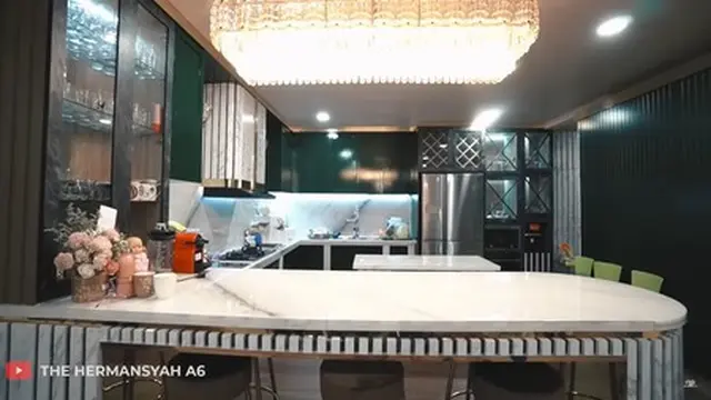 Potret dapur rumah Anang dan Ashanty (Sumber: YouTube/The Hermansyah A6)