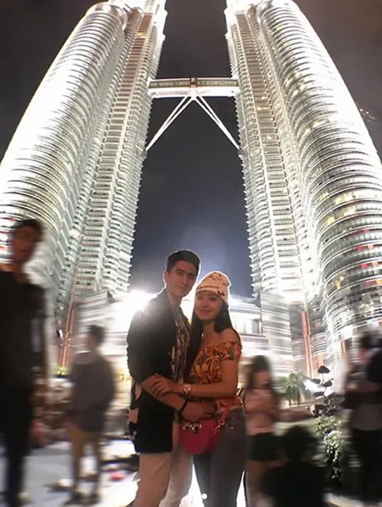 Lagi-lagi di depan menara kembar, dan nampaknya mereka merayakan malam pergantian tahun di tempat itu. Di keterangan fotonya, Natasha mengucapkan selamat tahun baru 2018 dan harapannya ke depan. (Instagram/natashawilona12)