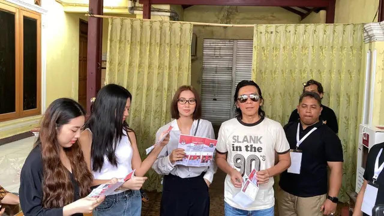 Bimbim Slank dan Keluarganya Berikan Hak Suara di TPS 016 'Kalau aku Sih Berharap Jakarta Sudah Enggak Polusi lagi