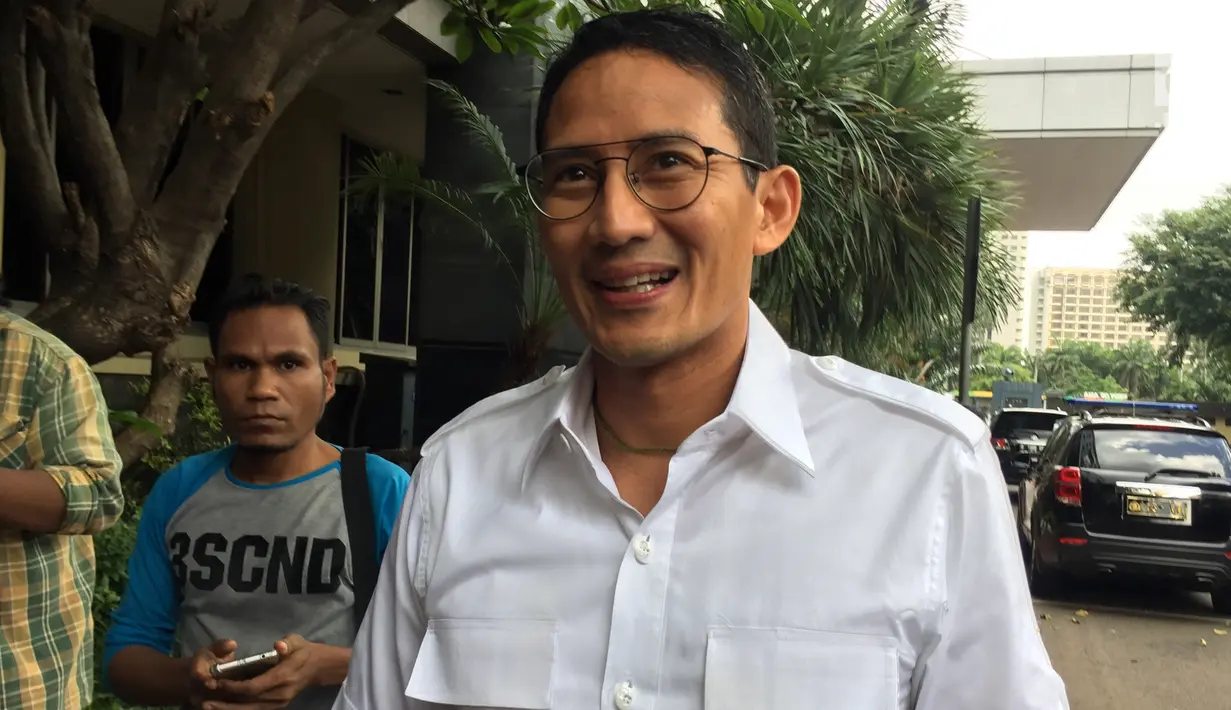 Suasana saat Wagub DKI Jakarta Sandiaga Uno saat tiba di Polda Metro Jaya, Jakarta, Selasa (30/1). Kabid Humas Polda Metro Jaya Kombes Argo Yuwono mengatakan, keterangan Sandi sangat diperlukan untuk mengungkap kasus ini. (Liputan6.com/Immanuel Antonius)
