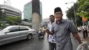 Tri Yulianto saat berusaha menghindari wartawan usai diperiksa KPK sebagai saksi, Jakarta, Selasa (16/12/2014). (Liputan6.com/Miftahul Hayat)