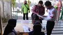 Petugas memeriksa Surat Tanda Registrasi Pekerja (STRP) bagi penumpang di Stasiun Tangerang, Banten, Senin (12/7/2021). Kementerian Perhubungan mengeluarkan aturan soal kewajiban membawa surat tanda registrasi pekerja (STRP) dan/atau surat tugas bagi pengguna KRL. (Liputan6.com/Angga Yuniar)