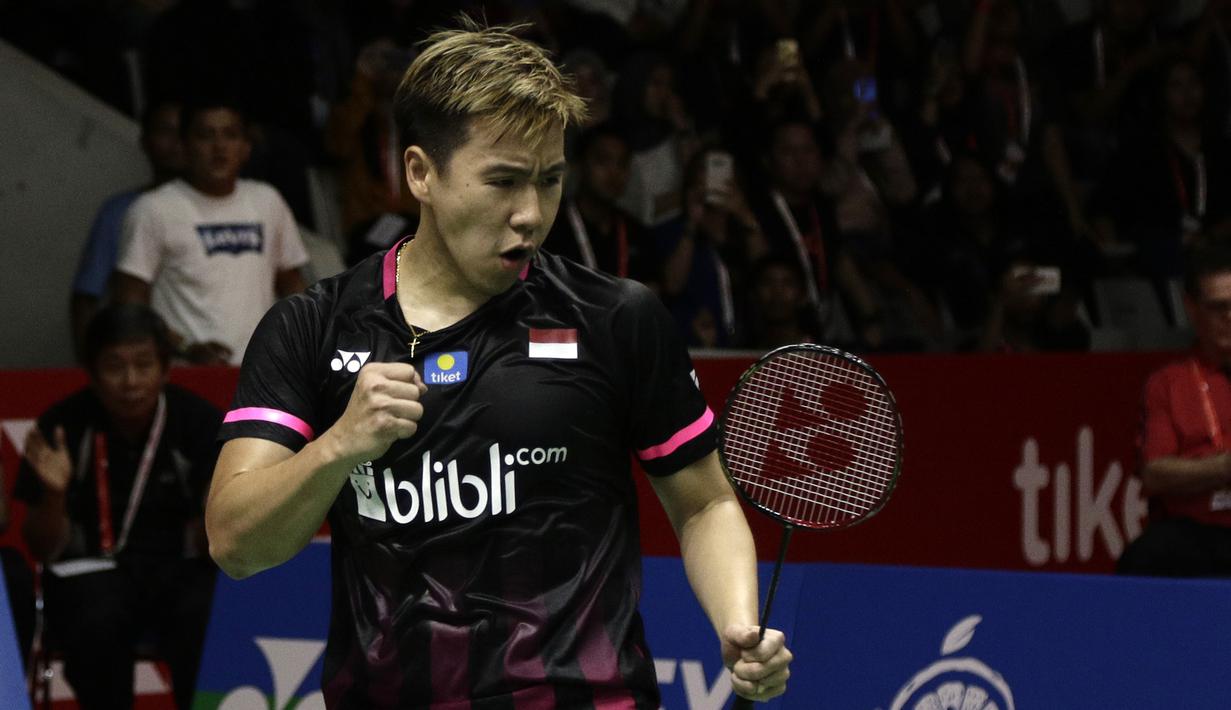 Ganda putra Indonesia, Kevin Sanjaya Sukamuljo/Marcus Fernaldi Gideon, saat menghadapi ganda Malaysia, Aaron Chia/Soh Wooi Yik, pada laga Indonesia Masters 2020 di Istora Senayan, Jakarta, Sabtu (18/1). Kevin/Marcus menang dua gim dengan skor 21-19 dan 21-19. (Bola.com/Yoppy Renato)