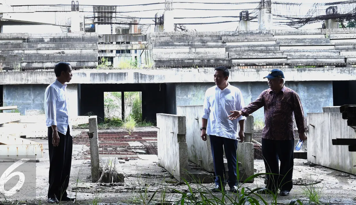 Presiden RI, Jokowi berbincang dengan Menpora dan Menteri PU Pera di Wisma Atlet Hambalang, Jawa Barat, Jumat (18/3).  Jokowi blusukan untuk melihat kondisi proyek yang telah menyerap anggaran negara hingga triliunan rupiah. (Setpres/Rusman)