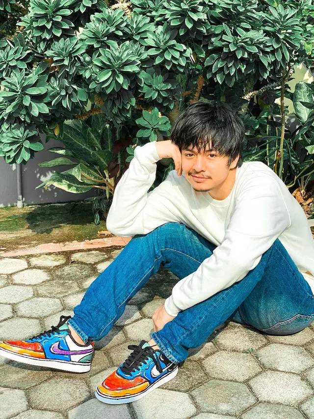 Jadi Lawan Main Putri Marino, Ini 6 Potret Beda Gaya Angga Yunanda dan Megantara