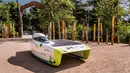 Tampilan mobil surya baru dari Tim Solar Punch Powertrain Belgia yang dirilis ke media di Planckendael Zoo di Mechelen, Belgia (21/6). Mobil ini akan mengikuti perlombaan Bridgestone World Solar Challenge di Australia. (AP Photo/Geert Vanden Wijngaert)