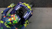 Valentino Rossi sangat girang setelah mengukir waktu lap tercepat pada tes MotoGP di Sirkuit Brno, Senin (7/8/2017). (AP Photo/Petr David Josek)