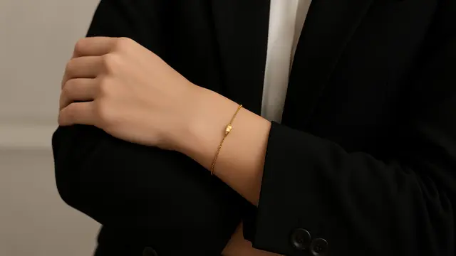 Model Gelang Emas Simple untuk Wanita Karier Modern 2025/Ilustrasi AI