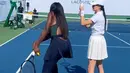 Raline Shah pun tampak sangat bahagia bisa belajar main tenis langsung bersama masternya. [Instagram/ralineshah].