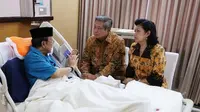 Dalam foto yang diunggah akun @SBYudhoyono, SBY yang didampingi Ibu Ani Yudhoyono tengah serius mendengar perbincangan BJ Habibie.