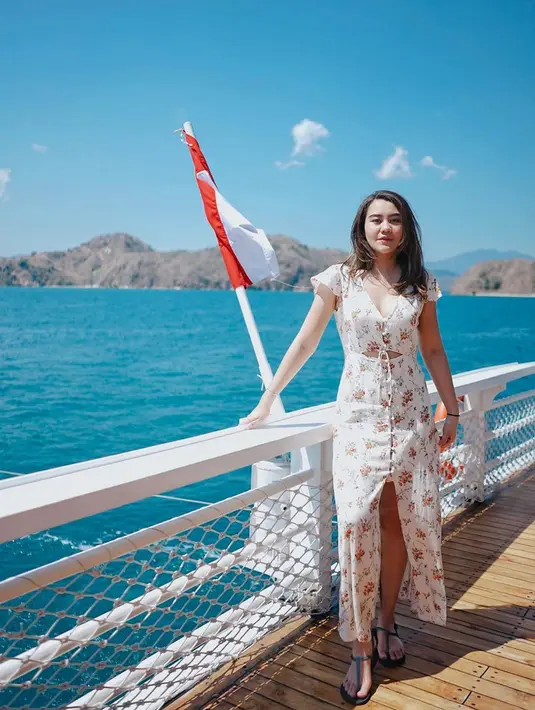 Tampil dengan gaya yang lebih feminim, gadis kelahiran 8 Maret 2002 ini mengenakan dress bermotif bunga saat berlibur di Labuan Bajo. (Liputan6.com/IG/@aaliyah.massaid)