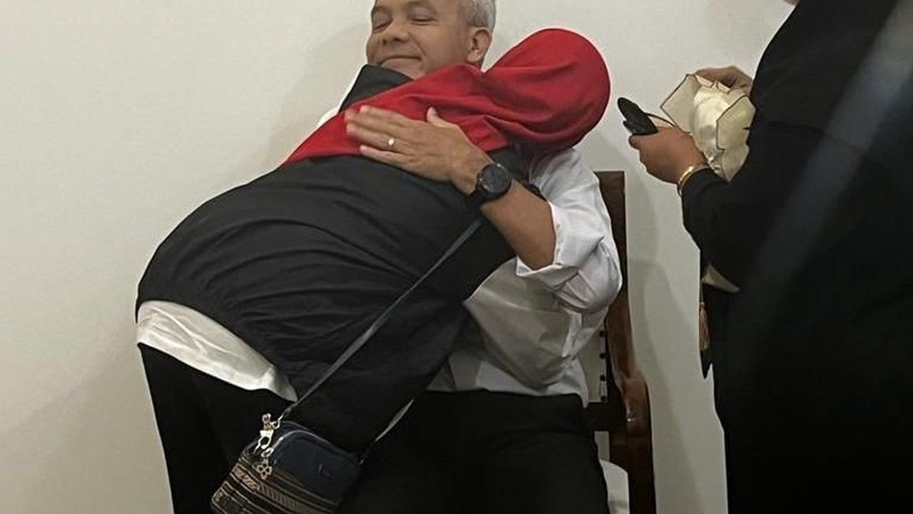 Calon presiden nomor urut 3, Ganjar Pranowo mendapat pelukan hangat dari istrinya,&nbsp;Siti Atiqoh Supriyanti, sebelum mengikuti Debat Pilpres 2024. Debat perdana capres-cawapres tersebut berlangsung di Gedung Komisi Pemilihan Umum (KPU), Jakarta, Selasa
