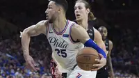 Aksi Ben Simmons saat Sixers melawan Heat. Simmons nyaris membuat triple double. (AP)