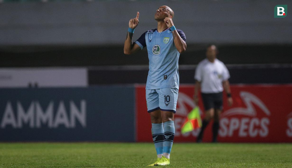 Penyerang Persela Lamongan, Ivan Carlos melakukan selebrasi usai mencetak gol ke gawang Persija Jakarta dalam laga pekan ke-4 BRI Liga 1 2021/2022 di Stadion Pakansari, Bogor, Jumat (24/09/2021). Persela kalah 1-2. (Bola.com/Bagaskara Lazuardi)