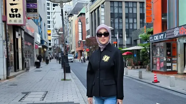 Syahrini di Jepang pakai bros Rp12 jutaan. [@princessyahrini]