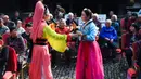 Sejumlah aktor menampilkan opera tradisional di kota kuno Longmen di Fuyang, Hangzhou, Provinsi Zhejiang, China, 20 Oktober 2020. Sebuah acara untuk menyambut Festival Sembilan Kembar yang akan datang, yang juga dikenal sebagai Festival Chongyang, diadakan di kota kuno itu. (Xinhua/Xu Yu)