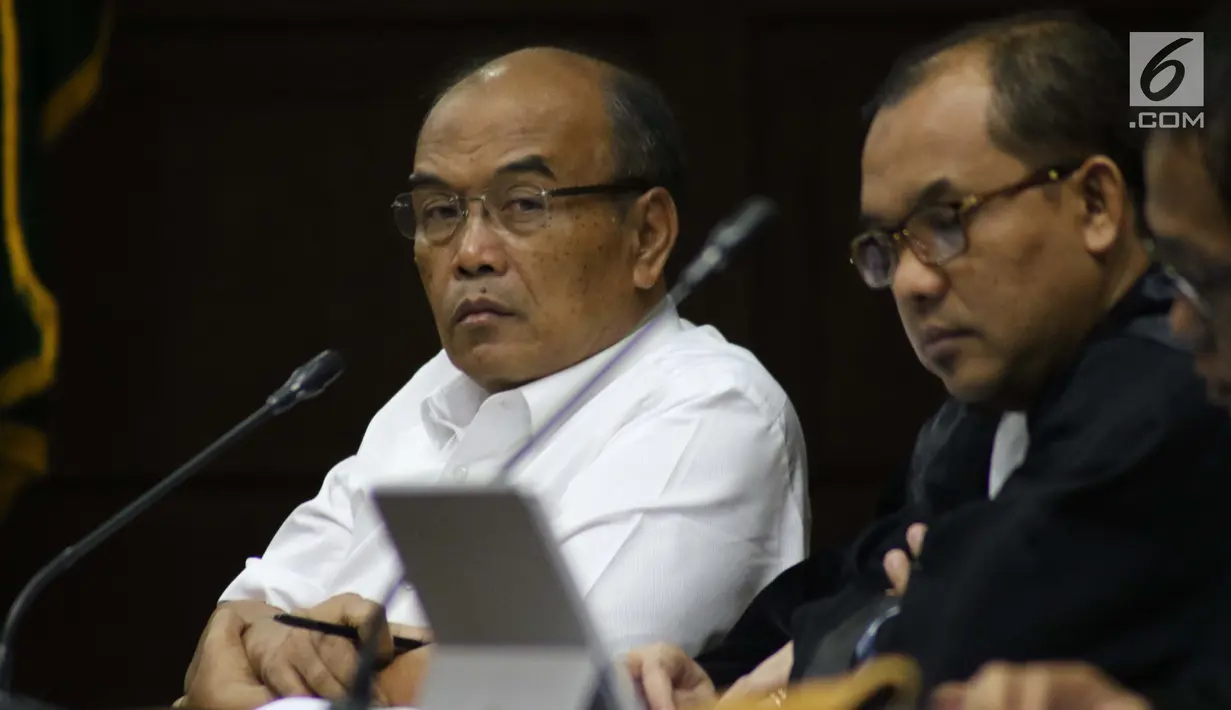 Mantan Dirut Jasindo, Budi Tjahjono (kiri) saat sidang dugaan korupsi komisi fiktif agen PT Asuransi Jasindo dalam pengadaan asuransi pada BP Migas-KKKS 2010-2012 dan 2012-2014 di Pengadilan Tipikor, Jakarta, Rabu (30/1). (Liputan6.com/Helmi Fithriansyah)