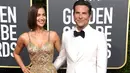 Model Rusia, Irina Shayk dan aktor Bradley Cooper tersenyum di karpet merah Golden Globe Awards ke-76 di Beverly Hills, California (6/1). (Frazer Harrison/Getty Images/AFP)