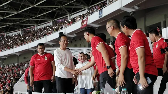 Beda Gaya Sporty Annisa Pohan dan Iriana Jokowi Nonton Pertandingan Kualifikasi Piala Dunia 2026