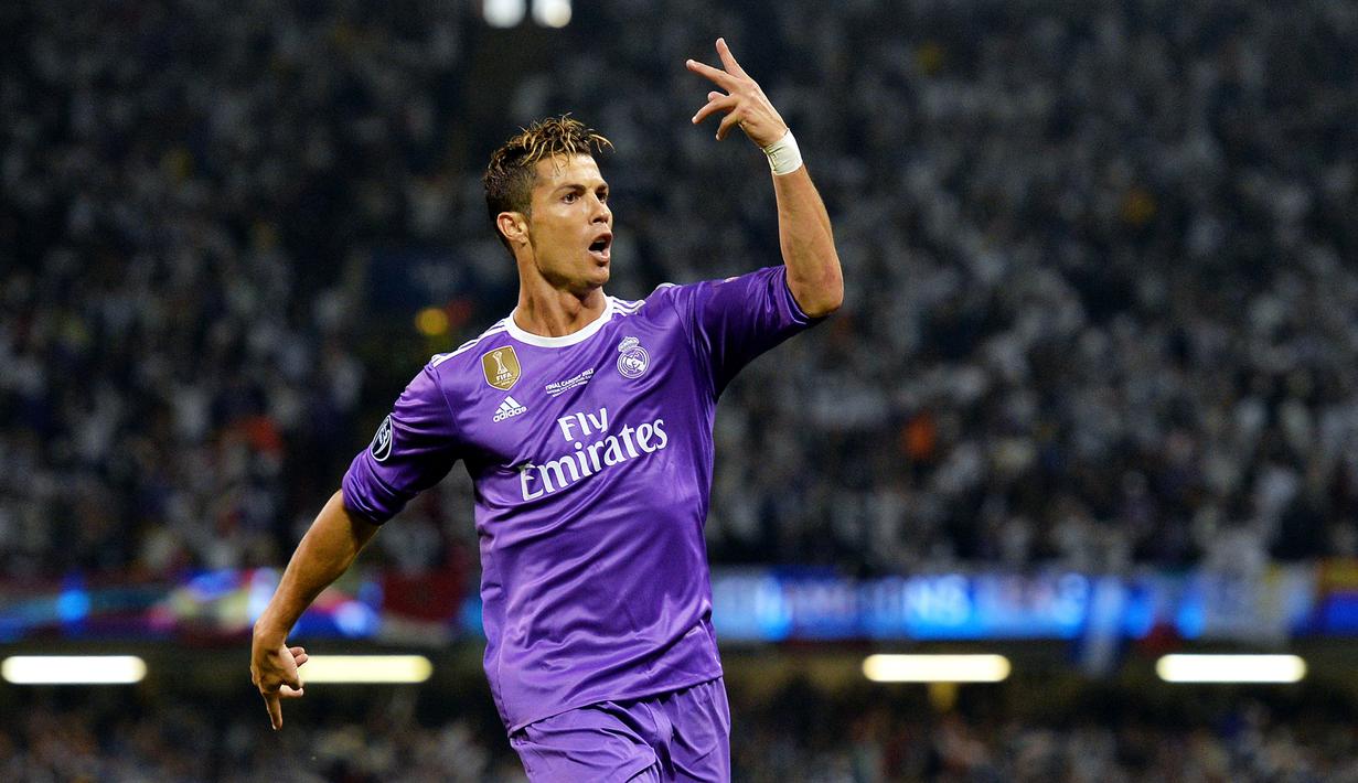 1. Cristiano Ronaldo (Sepak bola) - 71,8 juta poundsterling (Rp 1,23 triliun). (EPA/Peter Powell)