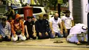 Umat muslim melaksanakan salat di lokasi sebuah van yang menabrak pejalan kaki di Finsbury Park Road, London utara, Senin (19/6). Mereka menggelar salat di pinggir jalan untuk mendoakan para korban insiden penabrakan. (Yui Mok/PA via AP)