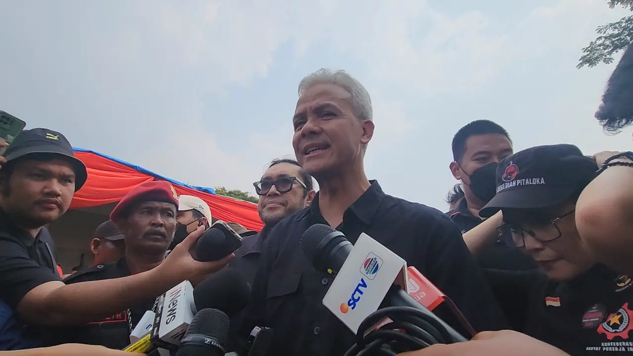 Calon presiden Ganjar Pranowo saat ditemui di Kabupaten Bekasi, Jawa Barat, Kamis (14/12/2023). (Merdeka.com/Bachtiarudin Alam)