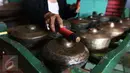 Alat Musik Tradisional gamelan sebagai alat pelengkap permainan Gong Si Bolong, Senin (9/1). (Liputan6.com/Helmi Afandi)
