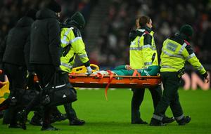 Gelandang Liverpool asal Jepang bernomor punggung 03, Wataru Endo, dibawa keluar lapangan dengan tandu selama pertandingan Liga Inggris antara Sunderland dan Liverpool di Stadion of Light di Sunderland, timur laut Inggris, Kamis (12-2-2026) dini hari WIB. (ANDY BUCHANAN/AFP)