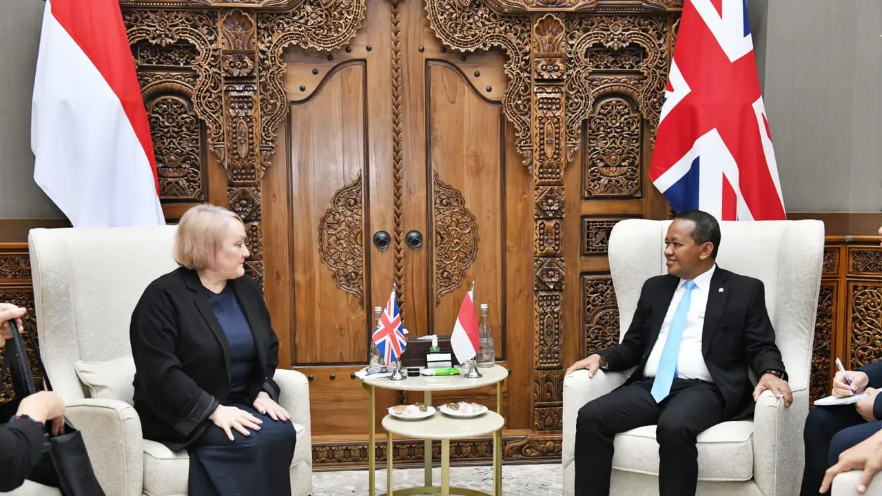 Pertemuan bilateral dengan Menteri ESDM di kantor ESDM, Jakarta, 17 Apr. membahas kerja sama di sektor energi bersih dan COP 30 Brasil. (Dok Kedubes Inggris)