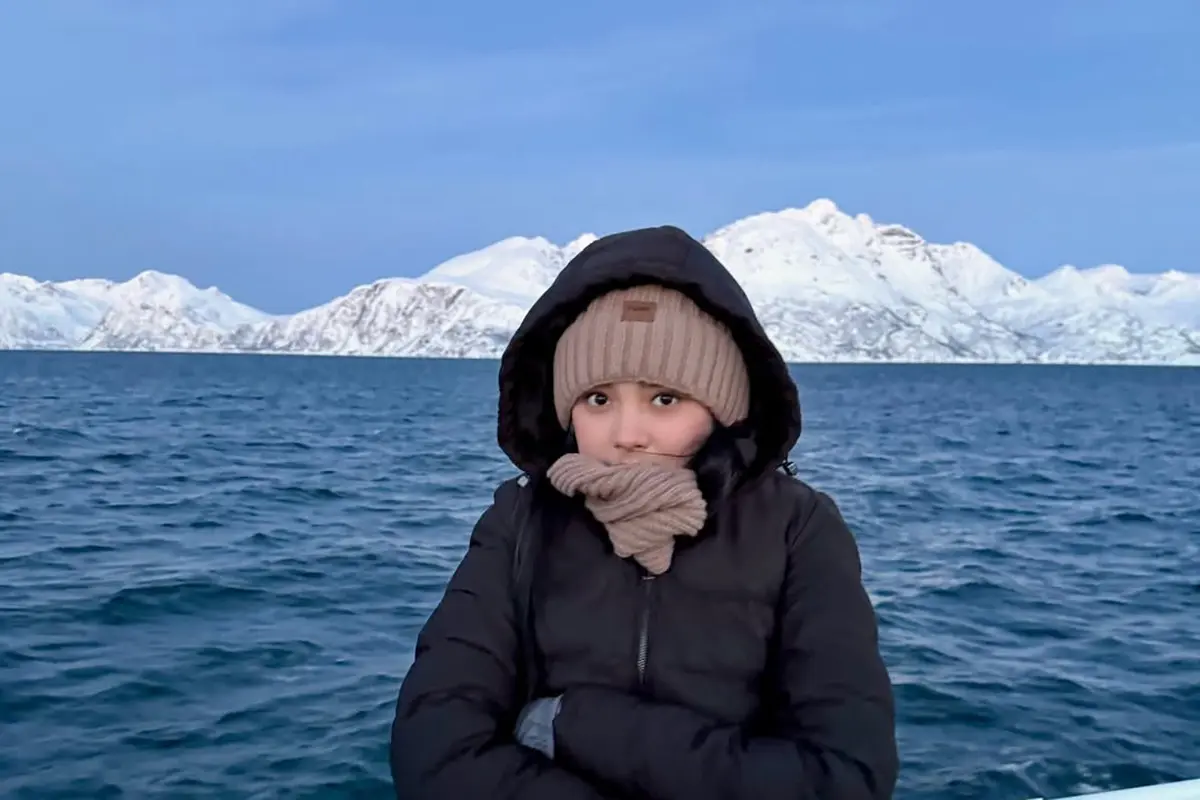 Liburan Tahun Baru 2026, Lyodra Ginting Tampil Stylish dengan Winter Outfit Serba Hitam di Norwegia