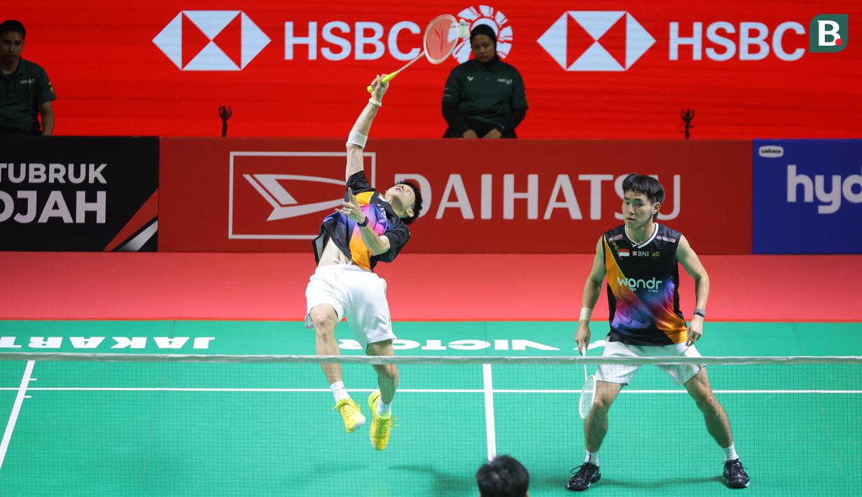 Pebulu tangkis ganda putra Indonesia, Raymond Indra/Nikolaus Joaquin berusaha mengembalikan kok ke pasangan Malaysia, Goh Sze Fei/Nur Izzuddin dalam laga final Indonesia Masters 2026 di Istora, Senayan, Jakarta, Minggu (25/01/2026). (Bola.com/Bagaskara Lazuardi)