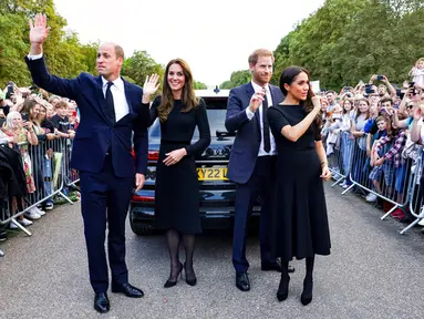 (kiri ke kanan) Pangeran William dan istrinya Kate Middleton bersama sang adik Harry dan istrinya Meghan Markle melambaikan tangan kepada masyarakat di Kastil Windsor, Windsor, Inggris, 10 September 2022. Kebersamaan mereka mencuri perhatian usai rumor ketidakharmonisan. (Chris Jackson/Pool Photo via AP)