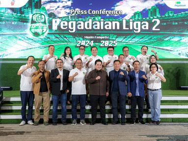 Ketua umum PSSI, Erick Thohir (tengah kanan), Direktur utama PT Pegadaian Damar Latri Setiawan (tengah kiri), Direktur utama PT LIB Ferry Paulus (ketiga kanan), dan Deputy Director Origramming Indosiar Ekin Gabriel Surbakty (kiri) berfoto bersama saat konferensi pers Pegadaian Liga 2 2024/2025 yang berlangsung di The Gade Tower, Senen, Jakarta, Selasa (03/09/2024). (Bola.com/Bagaskara Lazuardi)