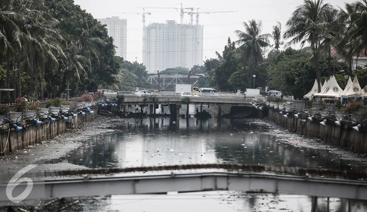 Suasana kotor dan penuh sampah di Kali Besar dikawasan Kota Tua, Jakarta, Selasa (10/5/2016). Kondisi air terlihat kotor dan berbau serta terlihat banyak tumpukan sampah. (Liputan6.com/Faizal Fanani)