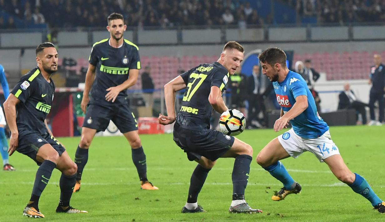 Striker Napoli, Dries Mertens, berusaha melewati pemain Inter Milan pada laga Serie A Italia di Stadion San Paolo, Naples, Sabtu (21/10/2017). Napoli bermain imbang 0-0 dengan Inter Milan. (AP/Ciro Fusco)