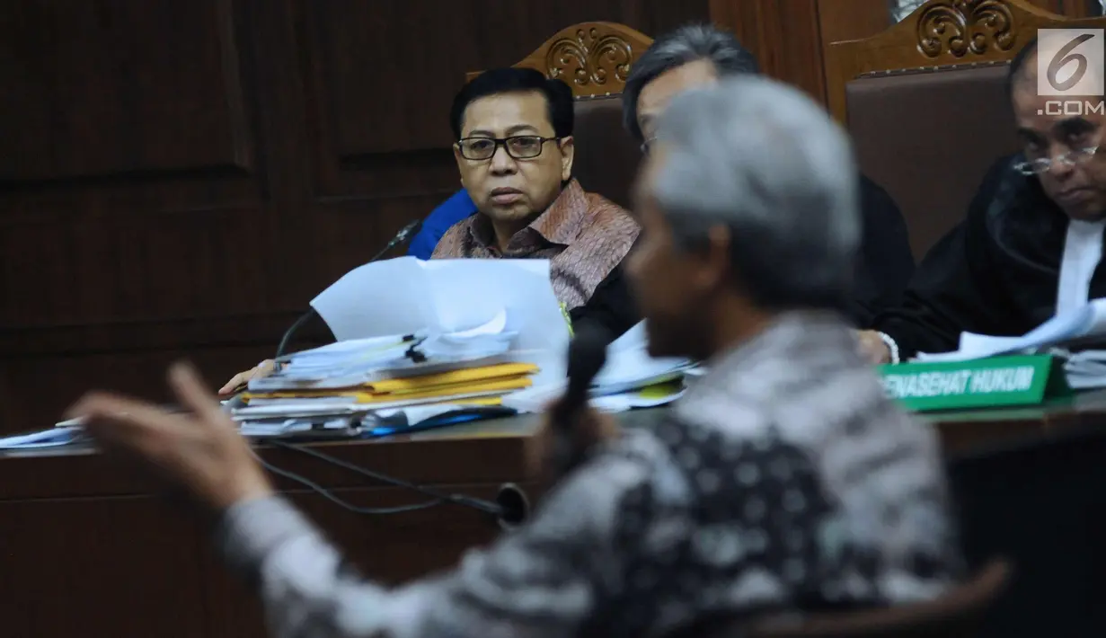 Terdakwa dugaan korupsi pengadaan e-KTP, Setya Novanto menyimak kesaksian mantan Wakil Ketua Komisi II DPR, Ganjar Pranowo pada sidang lanjutan di Pengadilan Tipikor, Kamis (8/2). Sidang mendengar keterangan saksi. (Liputan6.com/Helmi Fithriansyah)