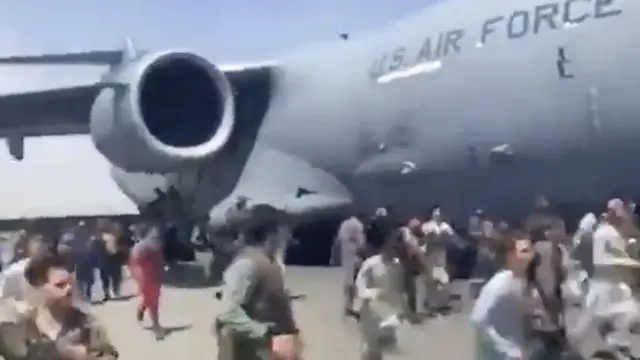 Momen Warga Afghanistan Rebutan Naik Pesawat Militer AS