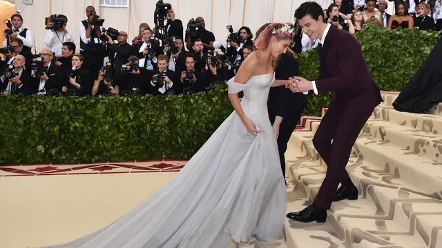 [Bintang] Hailey Baldwin - Shawn Mendes