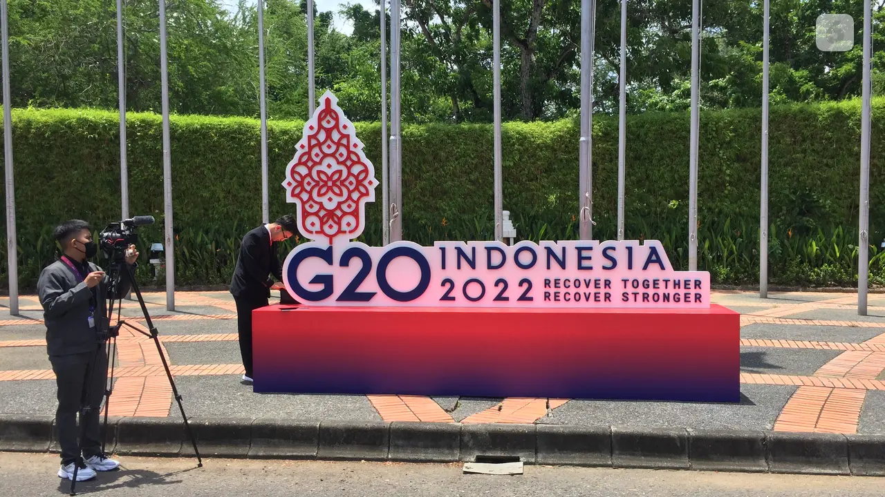 Jalanan menuju dan di dalam wilayah Nusa Dua semakin terpantau diperketat. Biasanya, para awak media bisa masuk ke area menggunakan bus atau shuttle menuju lokasi peliputan (Liputan6.com/Teddy Tri Setio Berty)