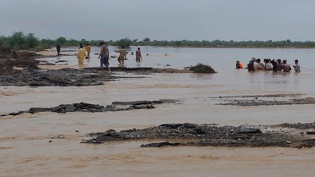 Evakuasi Korban Banjir di Pakistan