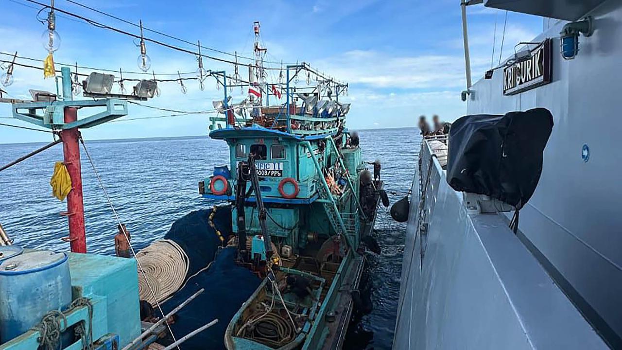 FOTO: KRI Surik-645 Gagalkan Penyelundupan 49 Paket Sabu di Selat Malaka