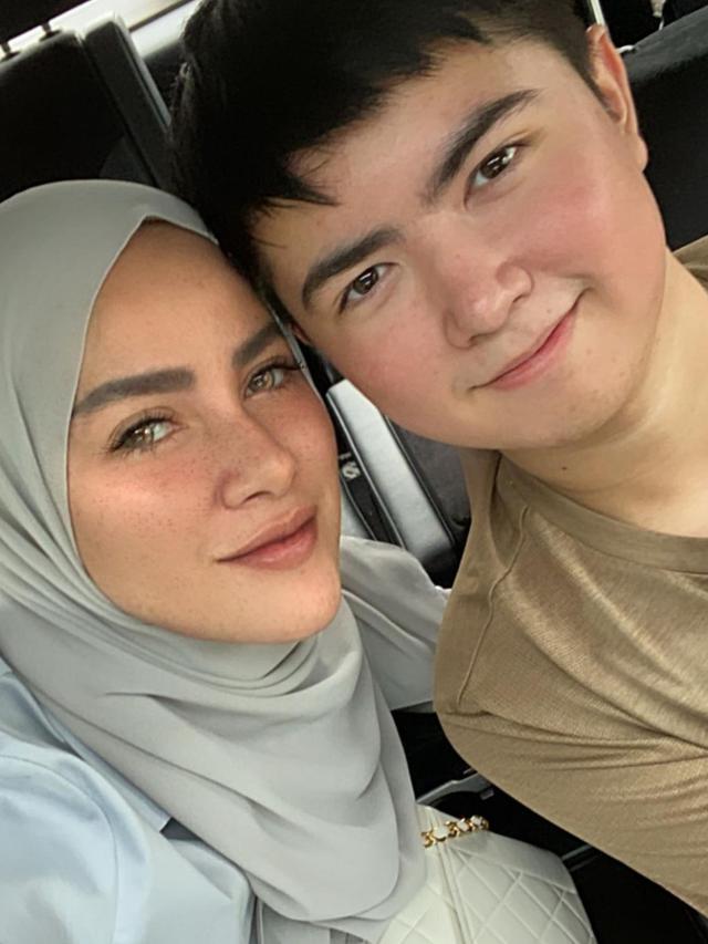 6 Potret Kedekatan Olla Ramlan dan Sean Anak Sulungnya, Bak Kakak Adik